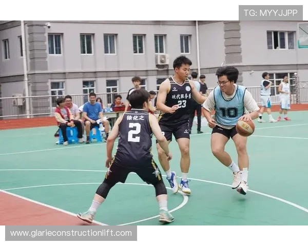 篮球比赛中，球意外碰到裁判的判定标准是什么？